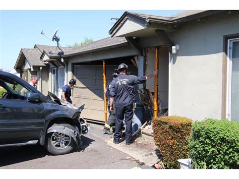 Car crashes into home in San Leandro